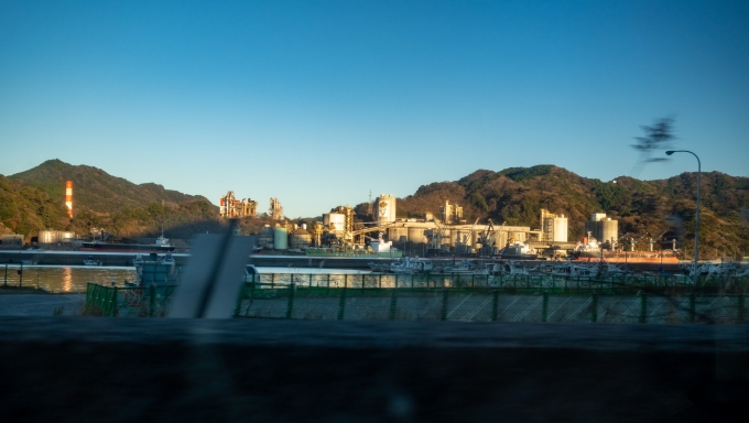 鉄道乗車記録の写真:車窓・風景(9)        「山を下ると須崎湾に沿って須崎の街を抜けていきます。」