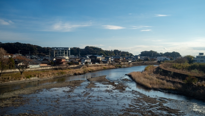鉄道乗車記録の写真:車窓・風景(12)        「土佐佐賀駅の手前で伊与木川を渡ると、この川に沿って列車は内陸のほうへ上っていきます。」