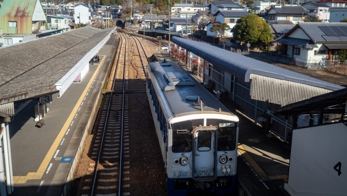 鉄道乗車記録の写真:乗車した列車(外観)(2)        「こ線橋から。
宇和島方の前面はラッピングのみとなっています。」