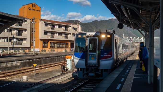 鉄道乗車記録の写真:乗車した列車(外観)(2)        「N2000系の特急 宇和海が入ってきました。」
