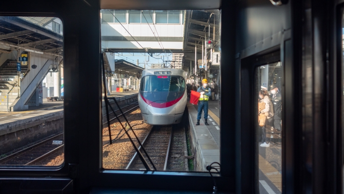 鉄道乗車記録の写真:駅舎・駅施設、様子(15)        「松山駅1番ホームへ到着。
前方に停車しているのは8000系のしおかぜ・いしづちでしょうか。
この様に同じホームに縦列で停車するというのは、私鉄の普通列車では経験がありますがJRの特急同士では初めてでした。」