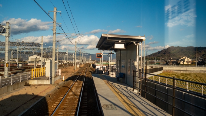 鉄道乗車記録の写真:駅舎・駅施設、様子(7)        「松山駅周辺の高架化工事に伴い車両基地が移転され、新車両基地に隣接して2020年に開業した南伊予駅。」
