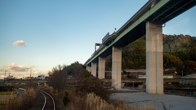 鉄道乗車記録の写真:車窓・風景(13)        「高架を下って右カーブ、南西に進路をとります。
上方に見えるのは松山自動車道の高架橋。」