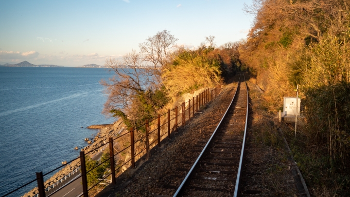 鉄道乗車記録の写真:車窓・風景(15)        「高野川を出ると瀬戸内海を眺めながら進んで行きます。」