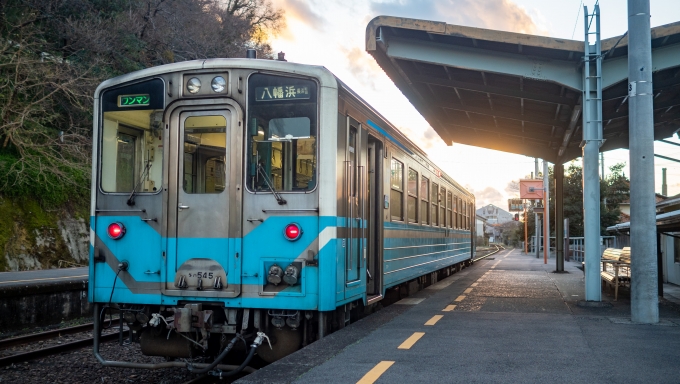 鉄道乗車記録の写真:乗車した列車(外観)(30)        「伊予長浜駅で長めの停車。」