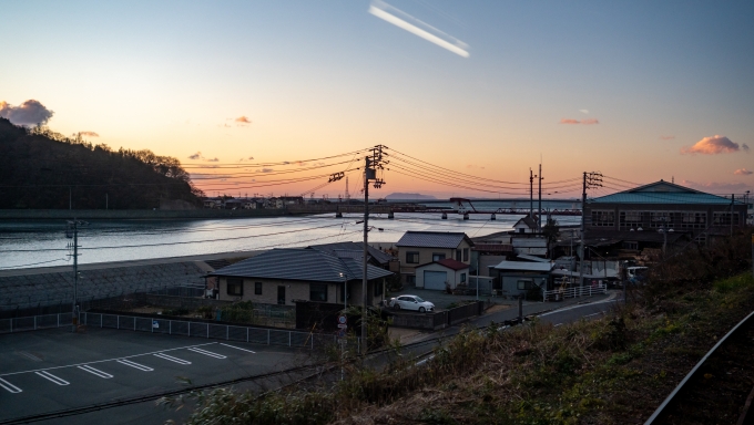 鉄道乗車記録の写真:車窓・風景(31)        「伊予長浜を出ると、瀬戸内海を離れ肱川を遡るように進路を変えます。」