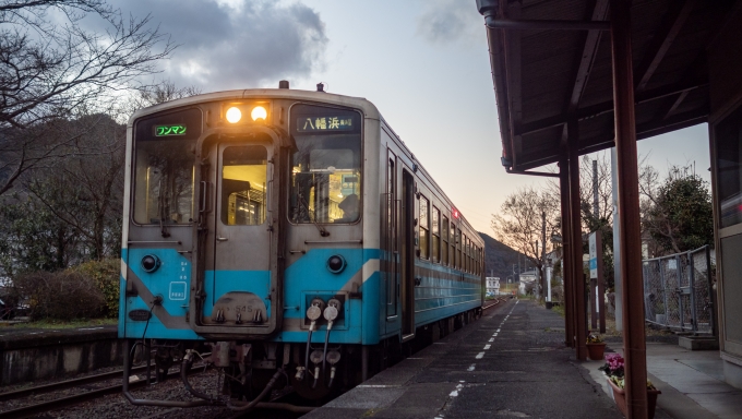 鉄道乗車記録の写真:乗車した列車(外観)(33)        「伊予白滝駅でも長めの停車。」