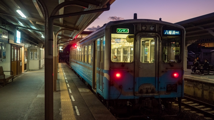 鉄道乗車記録の写真:乗車した列車(外観)(36)        「伊予大洲駅に到着。
列車は先の八幡浜まで行くので見送ります。」