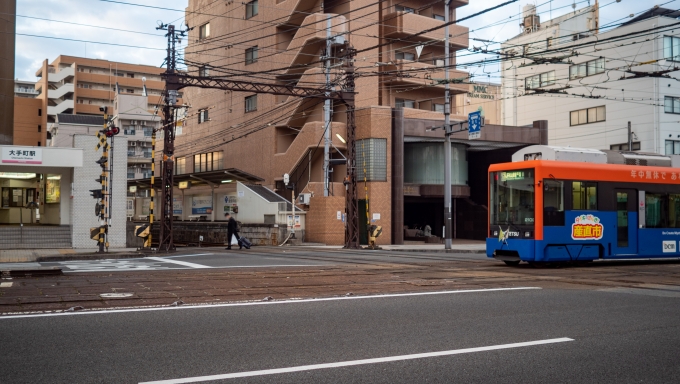 鉄道乗車記録の写真:車窓・風景(1)        「出発まで時間があるので、宿を出て散策。
松山城を見たあと大手町駅のダイヤモンドクロッシングを見物。
鉄道と路面電車が直交する平面交差は日本でここだけらしいです。」