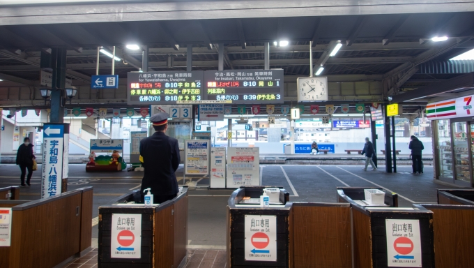 鉄道乗車記録の写真:駅舎・駅施設、様子(3)        「改札口に立つ駅員さん。
とても懐かしい風景です。」