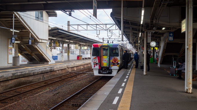 鉄道乗車記録の写真:駅舎・駅施設、様子(5)        「まず、高松からやってきた特急いしづちが入線してきました。」