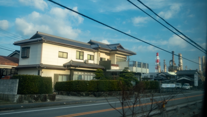 鉄道乗車記録の写真:車窓・風景(11)        「菊間駅周辺の集落を抜けると製油所の煙突群が見えてきます。」