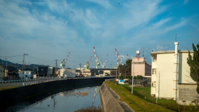 鉄道乗車記録の写真:車窓・風景(12)        「造船所のクレーンが見えてきますが、これは日本最大の「今治造船」のものではなく、「新来島どっく」という造船会社のものです。」