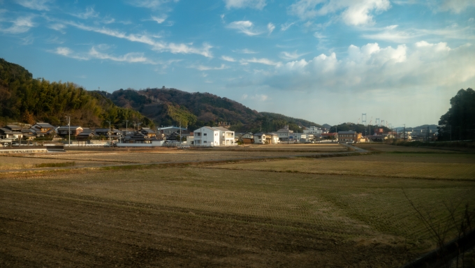 鉄道乗車記録の写真:車窓・風景(13)        「遠くにしまなみ海道の吊橋。
その手前のクレーンが今治造船のものです。」