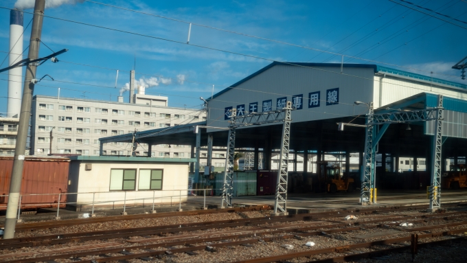 鉄道乗車記録の写真:車窓・風景(22)        「四国で唯一となる専用線。
工場へ直接入らずここで荷捌きしているようです。」