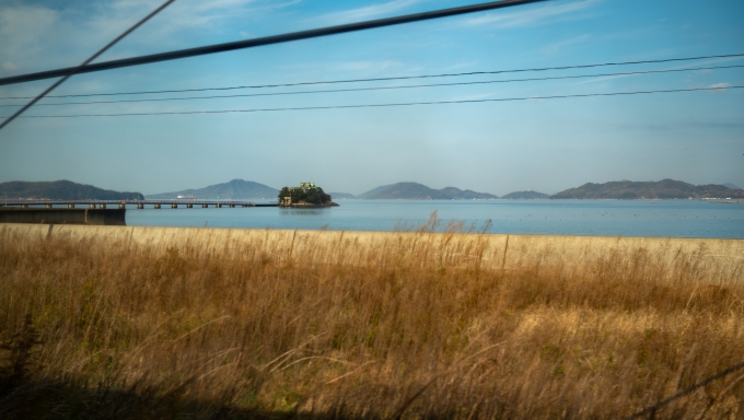 鉄道乗車記録の写真:車窓・風景(28)        「瀬戸内海にぽつんと浮かぶ津嶋神社。」