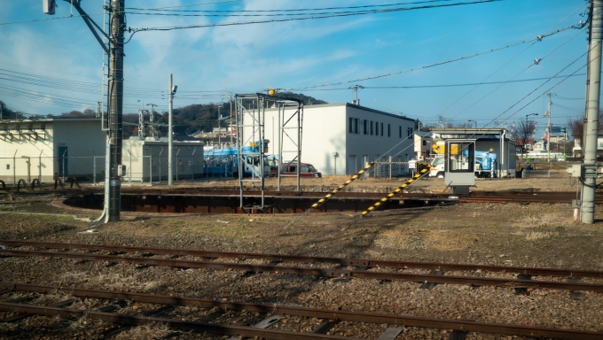 鉄道乗車記録の写真:駅舎・駅施設、様子(31)        「JR四国の要衝である多度津駅構内にある転車台。」