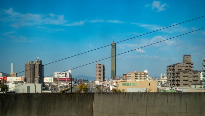 鉄道乗車記録の写真:車窓・風景(37)        「瀬戸大橋の開通によってJR四国の新たな要衝となった宇多津駅。
ここから本四備讃線に入り瀬戸大橋を渡ります。」