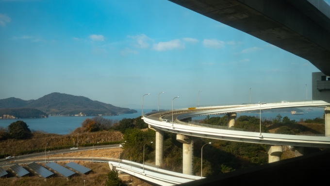 鉄道乗車記録の写真:車窓・風景(41)        「自動車道本線からPAへ至るループ橋。」
