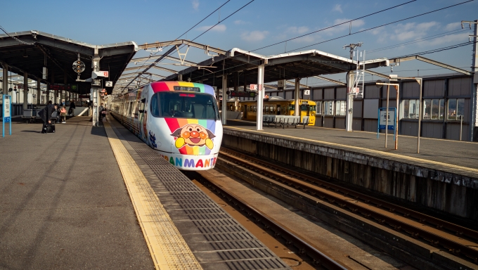 鉄道乗車記録の写真:乗車した列車(外観)(45)        「児島駅で降車、列車は岡山へ向かっていきました。
JR四国とJR西日本の境界駅なので、乗務員もこの駅で交代します。」