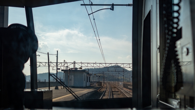鉄道乗車記録の写真:車窓・風景(4)        「最前列のパノラマシートに座り出発です。」