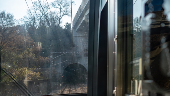 鉄道乗車記録の写真:車窓・風景(5)        「右方から寄ってきた瀬戸中央自動車道の真下に入ってすぐ神道山トンネルに入ります。」