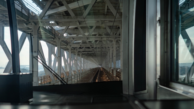 鉄道乗車記録の写真:車窓・風景(6)        「上の道路と2層になっている線路部分には新幹線と在来線用の４線分のスペースがありますが、現在は在来線２線のみ線路が敷設されています。」