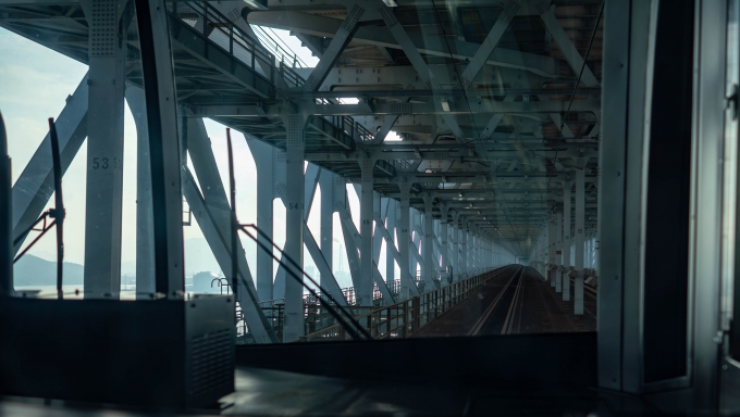 鉄道乗車記録の写真:車窓・風景(9)        「大型のタンカーも往来する航路を跨ぐ2連吊橋に差し掛かると四国の入口にあるコンビナートが見えてきます。」