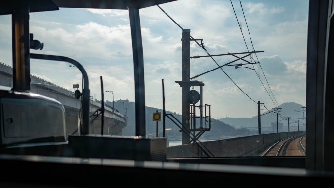鉄道乗車記録の写真:車窓・風景(11)        「瀬戸中央自動車道は左へ逸れていき、線路は宇多津駅方面へ向かいます。」