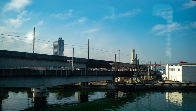 鉄道乗車記録の写真:車窓・風景(13)        「宇多津駅方面からの予讃線が寄って来ます。
この部分が予讃線の未乗区間として残ります。」