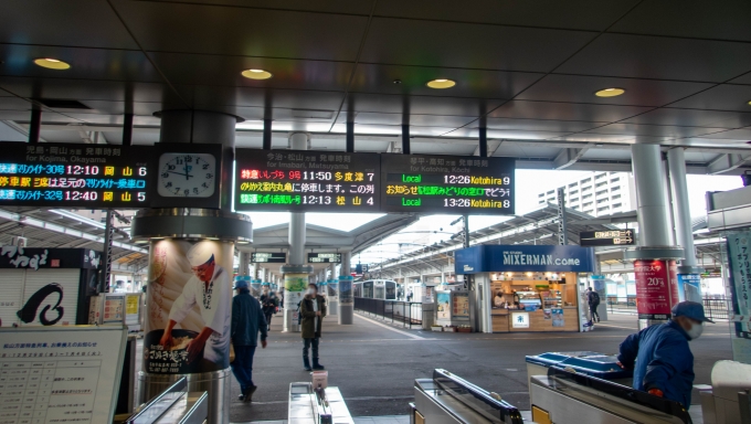 鉄道乗車記録の写真:駅舎・駅施設、様子(1)          「宇多津駅まで戻ります。
宇多津駅のデルタ線を通って予讃線完乗です。」
