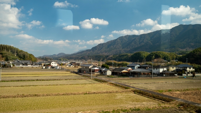 鉄道乗車記録の写真:車窓・風景(6)        「この少し先で、右に見える讃岐山脈を猪鼻トンネルで貫きます。」