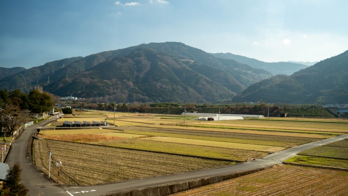 鉄道乗車記録の写真:車窓・風景(8)        「大きくカーブして南南西へ向きを変えて吉野川を渡ります。」