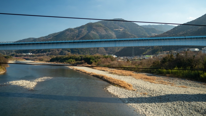 鉄道乗車記録の写真:車窓・風景(9)        「徳島自動車道と並行して吉野川を渡ると、西へ向きを変えながら徳島線と合流します。
これで土讃線も完乗です。」