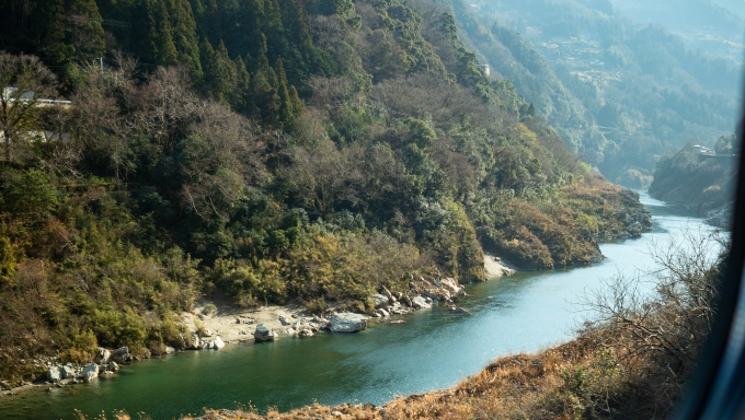 鉄道乗車記録の写真:車窓・風景(11)        「しばらくの間は吉野川を左に見ながら進みます。」