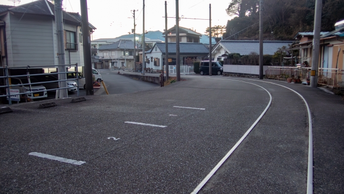 鉄道乗車記録の写真:駅舎・駅施設、様子(4)        「かつての留置線奥から停留所方面。
今は駐車場になっているようです。」