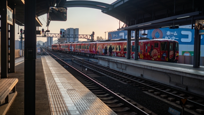 鉄道乗車記録の写真:列車・車両の様子(未乗車)(2)        「1番線から「あかいアンパンマン列車」が岡山へ向けて去っていきます。」