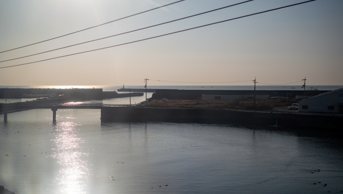 鉄道乗車記録の写真:車窓・風景(9)        「あかおか駅近くの香宗川河口の辺りからは土佐湾を眺めながら進みます。」