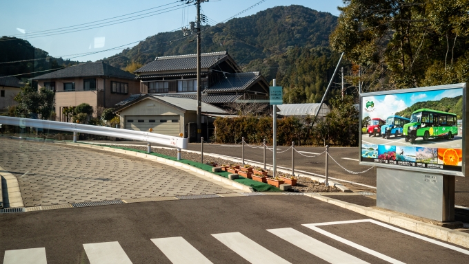 鉄道乗車記録の写真:車窓・風景(4)        「いよいよスロープを登ります。
客の乗降は手前のバス停で行うため、甲浦は駅ではなく信号場という扱いになっているようです。」