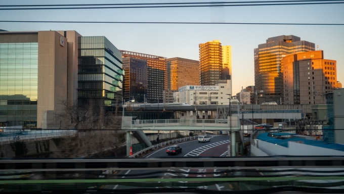 鉄道乗車記録の写真:車窓・風景(5)        「翌朝、朝陽に照らされたビル群を眺めながら東京の街を抜けて行きます。」