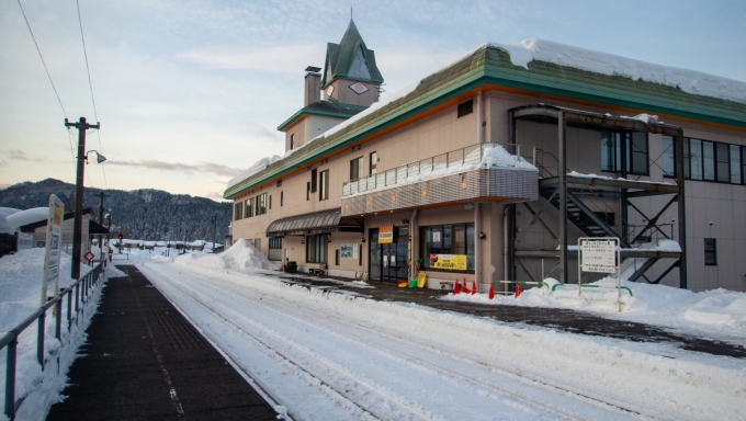 鉄道乗車記録の写真:駅舎・駅施設、様子(3)        「人が通るところは除雪されています。
朝早くから頭が下がります。」