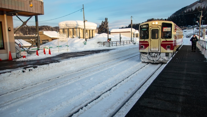 鉄道乗車記録の写真:乗車した列車(外観)(4)        「定刻通り列車がやってきます。」