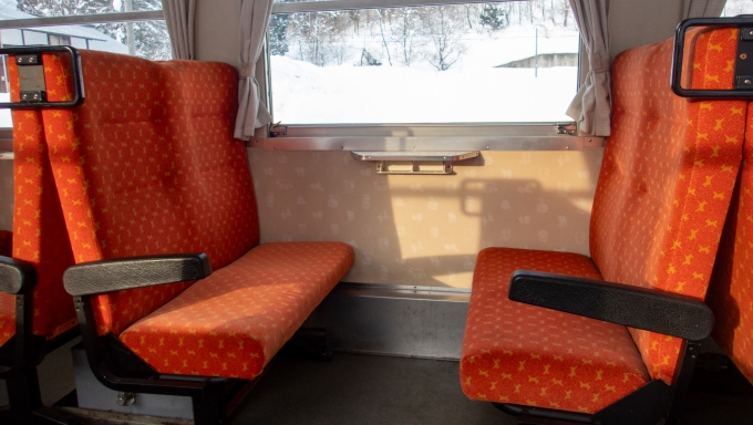 鉄道乗車記録の写真:車内設備、様子(11)     「乗客が数人しかいなかったので座席を撮影。」