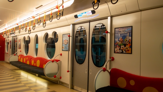 鉄道乗車記録の写真:車内設備、様子(4)     「窓の形やつり革にもミッキーマウスがデザインされています。」