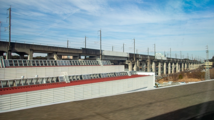 鉄道乗車記録の写真:車窓・風景(2)        「上越・北陸新幹線と別れます。
間にある建物はニューシャトルの車庫です。」
