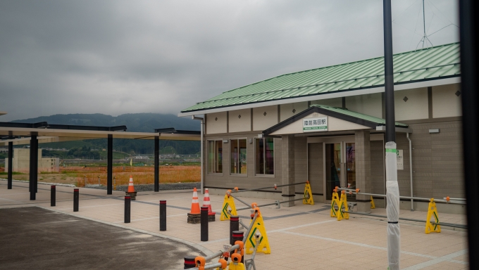 鉄道乗車記録の写真:駅舎・駅施設、様子(3)     「まだ新しい駅舎」