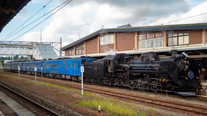 鉄道乗車記録の写真:乗車した列車(外観)(7)     「青のグラデーションが美しい」