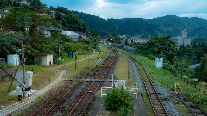 鉄道乗車記録の写真:駅舎・駅施設、様子(1)     「跨線橋から新庄方面を望む」