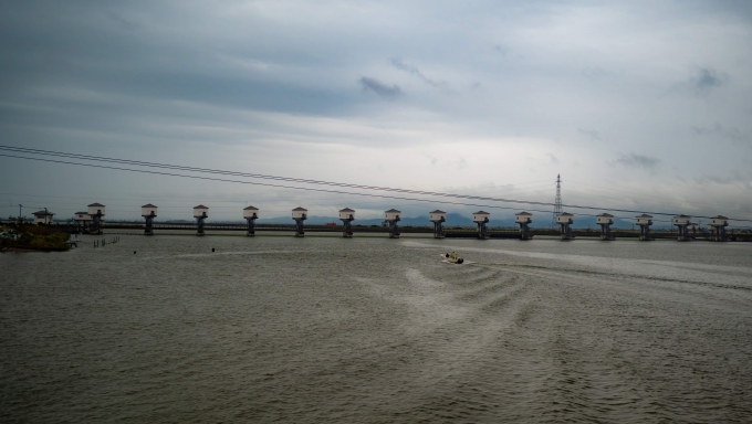 鉄道乗車記録の写真:車窓・風景(1)        「八郎潟の水門」