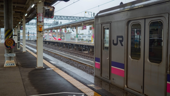 鉄道乗車記録の写真:乗車した列車(外観)(2)        「秋田行こまちの出発を待ちます」